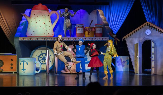 Bisküvi Adam çocuklarla buluştu, salon kahkahaya boğuldu