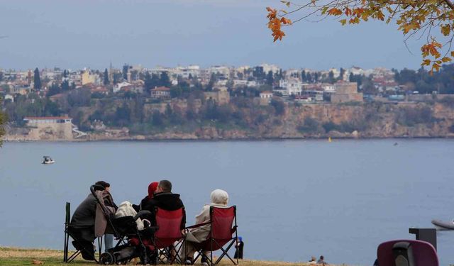 14 ilde 'sarı kod' uyarısı verilirken, Antalya'da bahar havası yaşandı
