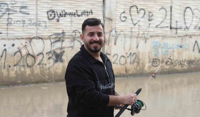 Adana'da altyapı isyanı: Esnaf göle dönen sokakta olta attı