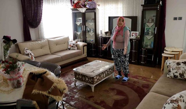 Adana'da selden geriye ıslak eşyalar, çamurlu yollar kaldı: Evlerini su basan vatandaşlar o anları anlattı