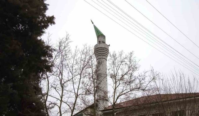Burdur'da şiddetli rüzgar nedeniyle minarenin kubbesi koptu