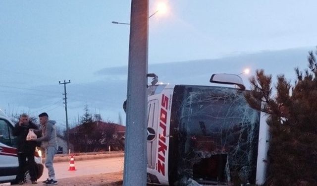 Burdur'da yolcu otobüsü devrildi: 12 yaralı