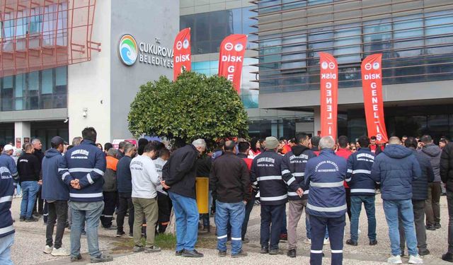 Çukurova Belediyesi'nde kriz: İşçiler alacakları için eylem yaptı