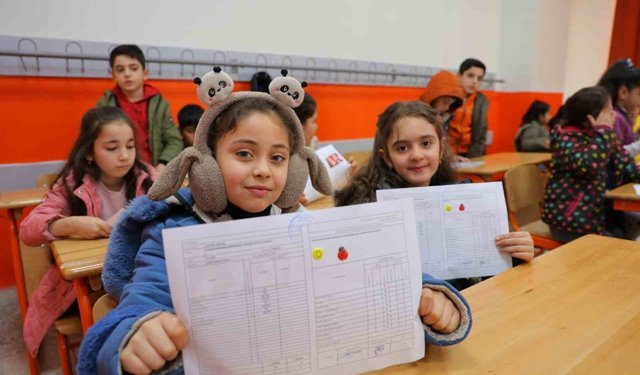 Deprem bölgesindeki Haydar Aliyev İlkokulu'nda karne heyecanı