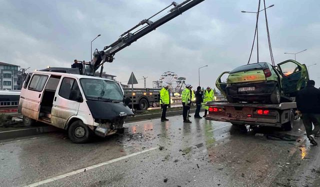 Hurdaya dönen otomobil öğretmene mezar oldu