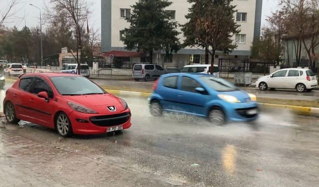 Isparta'da sağanak ve fırtına hayatı olumsuz etkiledi
