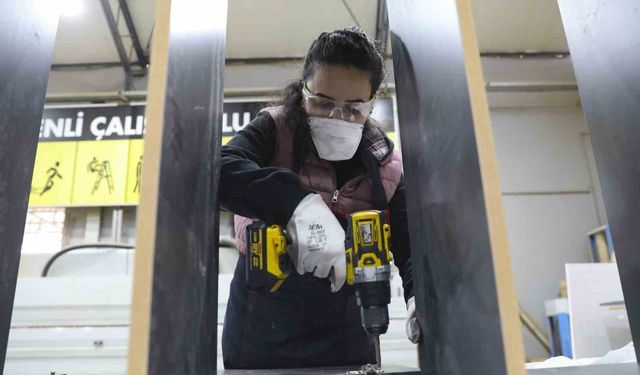 Kadın mobilya ustaları yetişiyor: 12 yıl öğretmenlikten sonra marangoz oldu