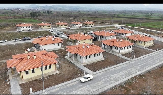 Osmaniye'de yapımı tamamlanan köy evleri hak sahiplerine teslim edildi