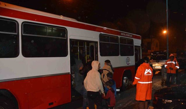 Tarsus'ta sağanak yağış sonrası selden etkilenen işçiler tahliye edildi