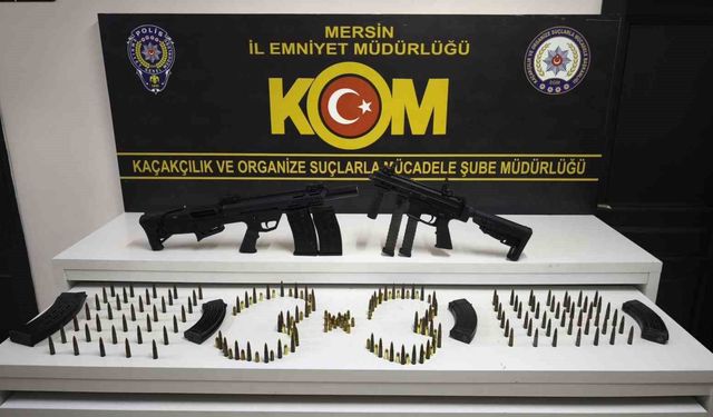 Mersin’de şok görüntüler: Araç teybinden bile silah çıktı