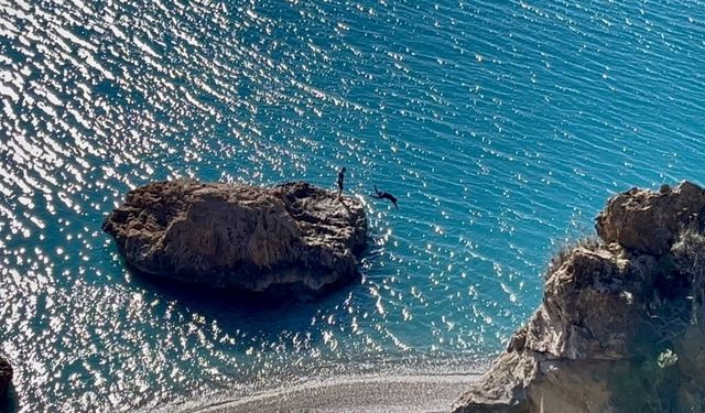 Türkiye kar tatilindeyken Antalya'da öğrenciler deniz keyfi yaptı