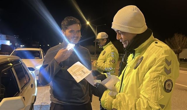 Burdur'da İlginç Olay: Ehliyet Zarfını Polislere Açtırdı