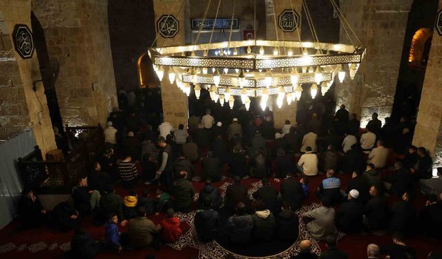 6 asırlık tarihi camide Berat Kandili'nde eller semaya açıldı