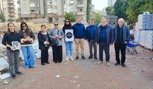 Adana'da depremde 96 kişinin hayatını kaybettiği apartmanın yerinde gözyaşlarına boğuldular