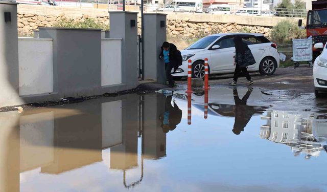Adana'da iğrenç manzara: Lağımlar sokağa taşıyor, çocuklar üzerinden atlamak zorunda kalıyor