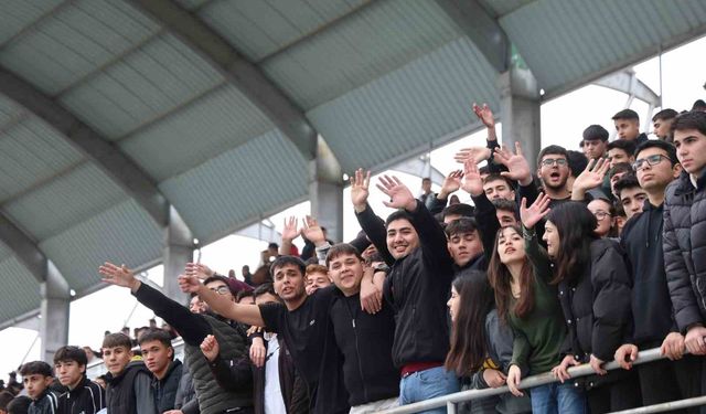 Adana'da liseli gençlerin maç heyecanı çıkan kavgayla yarıda kaldı