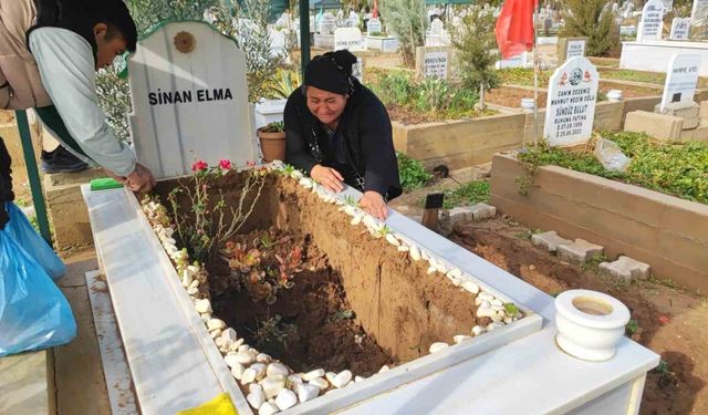Adana'da yağışta oğlunun mezarı çöken anne gözyaşlarına boğuldu