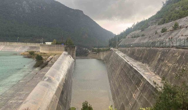 Alanya Dim Barajı'nda su seviyesi yükseldi bölgeye yakın bazı evlerin tedbir amaçlı boşaltılması istendi