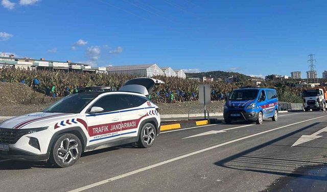 Alanya'da SUV araç ile otomobil çarpıştı: 3 yaralı