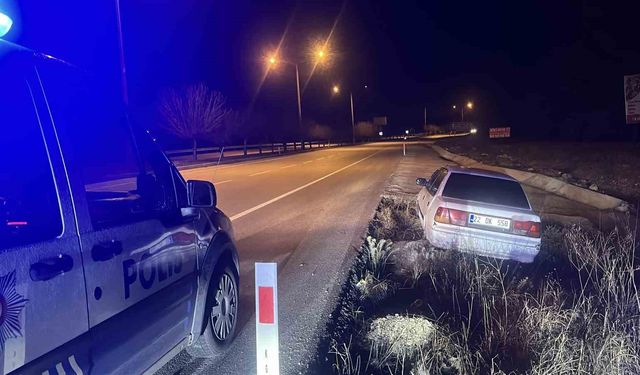 Alkollü sürücünün kullandığı araç uygulama noktasından kaçmaya çalışırken şarampole düştü