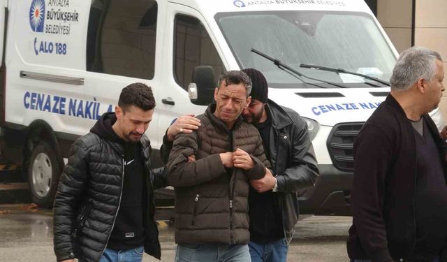 Antalya'da 10 kişinin ölümüyle sonuçlanan kazada acı Adli Tıp Kurumu önüne taşındı