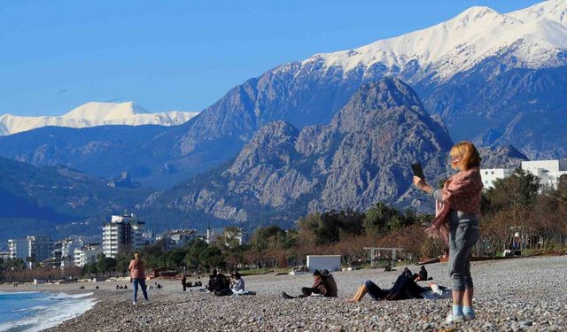 Antalya'da karlı dağların gölgesinde deniz keyfi
