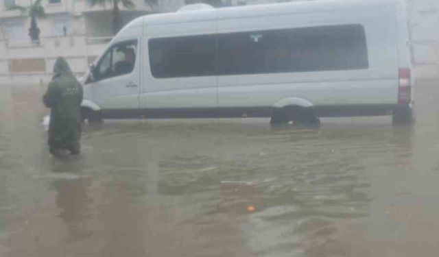 Antalya'da sağanak etkili oldu,araçlar yollarda ilerlemekte zorlandı