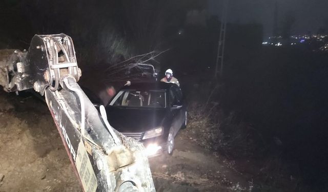 Belen'de toprak kaymasıyla mahsur kalan araç kurtarıldı