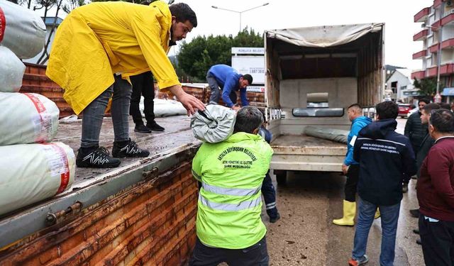 Büyükşehir'den hortum ve fırtınadan zarar gören üreticiye sera naylonu desteği