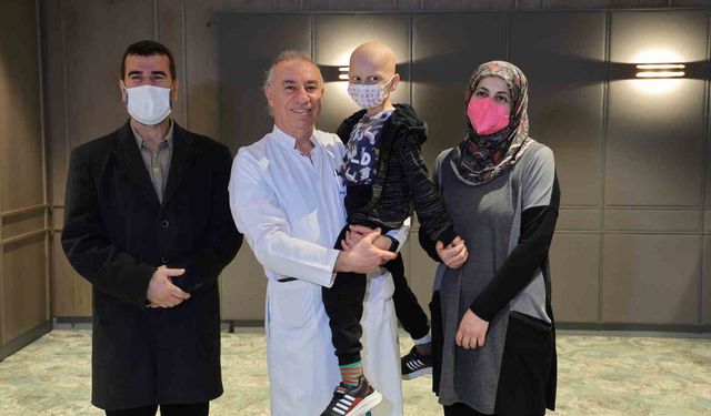 Depremzede Taha, babasından aldığı ilikle hayata tutundu