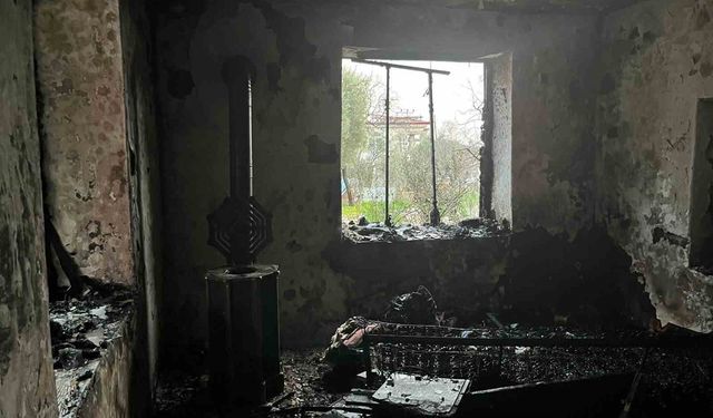 Evinde çıkan yangında ağır yaralanan yaşlı kadın hayatını kaybetti