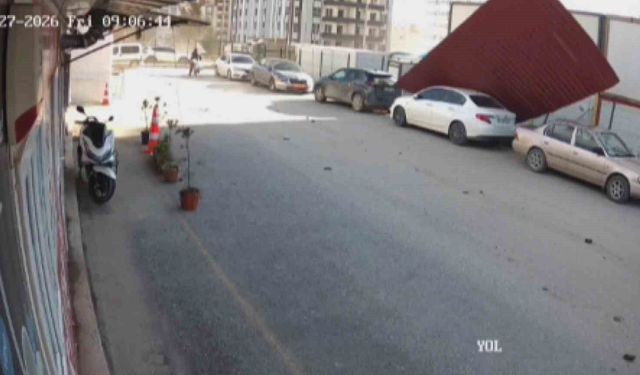 Fırtınanın yerinde söktüğü sac çatı park halindeki 2 aracın üzerine uçtu