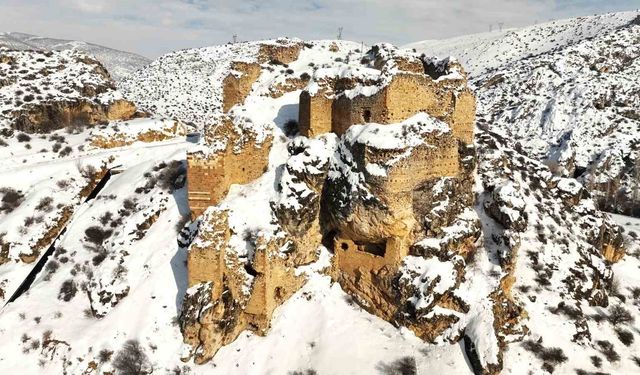 Hurman Kalesi karla birlikte mest etti