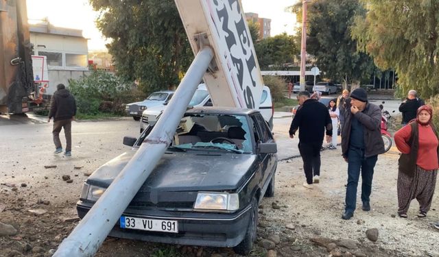 Kamyonun çarptığı tabela otomobilin üzerine devrildi: 1 yaralı