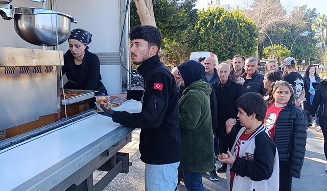 Kaskını kız arkadaşına verdiği kazada hayatını kaybeden motosiklet sürücüsü için lokma dağıtıldı