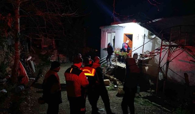 Kayıp olarak aranan yaşlı adam, 12 saat sonra bitkin halde ormanda yatarken bulundu