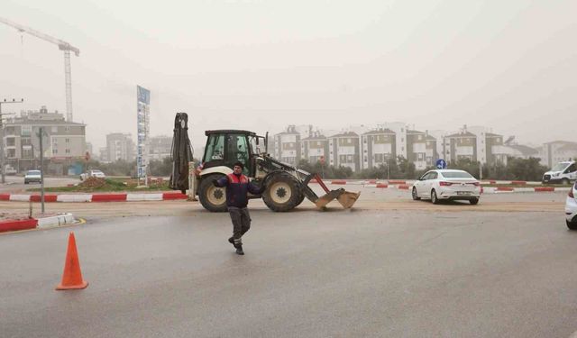 Kepez'de yağış sonrası bozulan yollara müdahale
