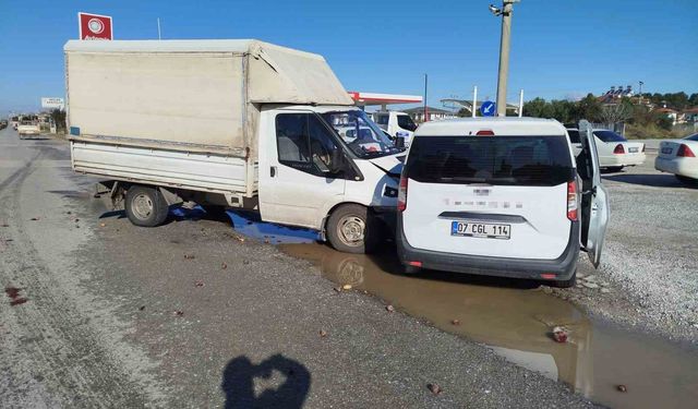 Manavgat'ta kamyonet ile çarpışan aracın sürücüsü yaralandı