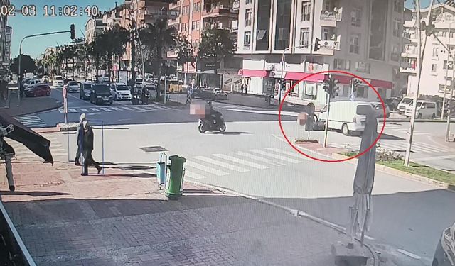 Motosikletli kamyonetin altında kalmaktan son anda kurtuldu