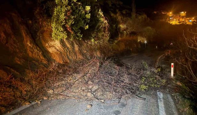 Mut'ta aşırı yağış nedeniyle kapanan yol ulaşıma açıldı