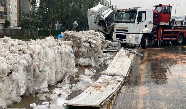 Naylon atık yüklü tır bariyerlere çarptı, otoyol çöplüğe döndü