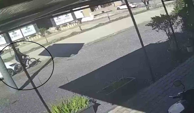 Otomobilin çarptığı bisikletli adam öldü, o anlar kamerada