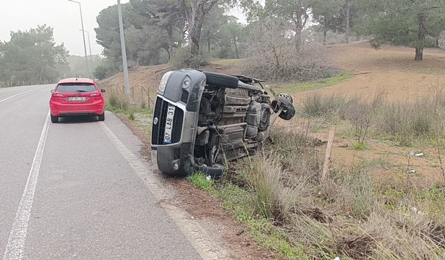 Otomobille çarpışan hafif ticari araç yan yattı: 2 yaralı