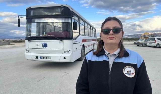 Direksiyon Sallıyor, Motor Tamir Ediyor, 4 Çocuk Büyütüyor