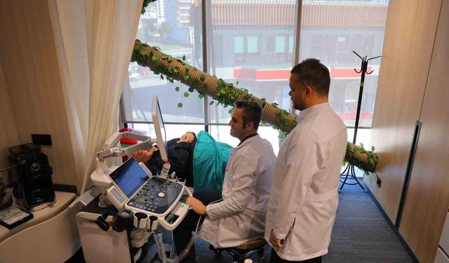 Tekerlekli sandalyeyle getirilen hasta tedavi sonrası yürüyerek çıktı