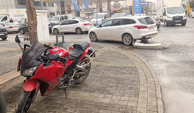 Ters yönden gelen motosikletin otomobille çarpışma anı kamerada: 1 yaralı