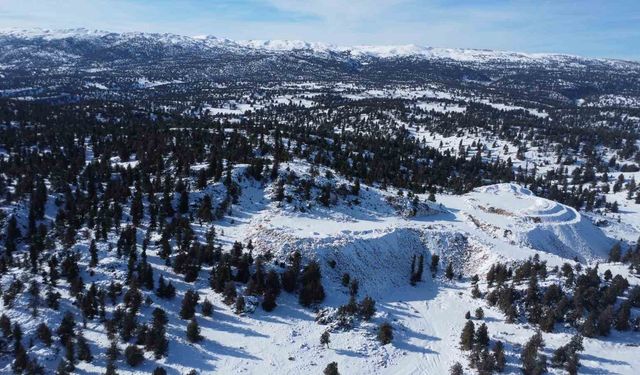 Toroslar'da kar güzelliği: Çocuğu da yaşlısı da doyasıya eğlendi