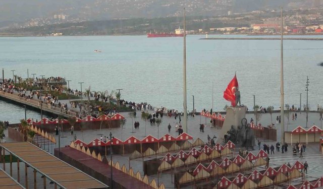 Yağışlı havanın son bulmasını fırsat bilen vatandaşlar İskenderun Sahili'ne akın etti