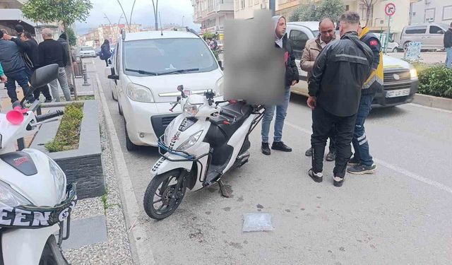 Yayalara yol veren motosiklete otomobilin çarptığı anlar kamerada: 1 yaralı