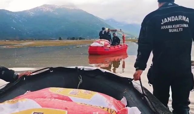 Yaylada mahsur kalan çoban ve yüzlerce hayvana botla yem ile erzak taşıdılar